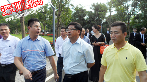 林伟泉副会长(左二)陪同大家参观璞岸项目参观完项目后,大家在璞岸