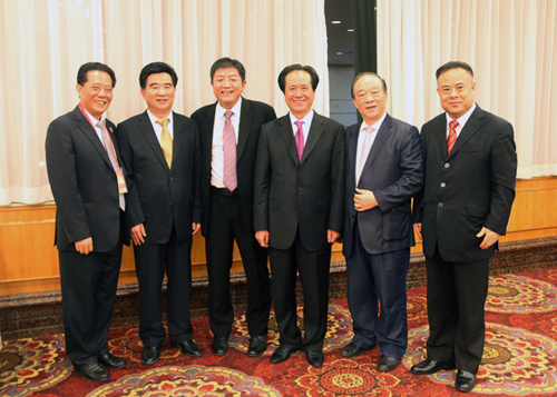 广东省省长朱小丹来到省政府大院2号楼,在汕头市委书记陈茂辉,市长